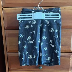 Reformation Ecomove high waisted daisy patterned bike shorts size XS